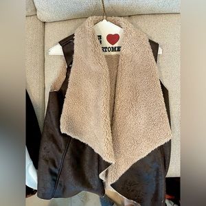 RD style brand. Size medium. Fur and brown vest